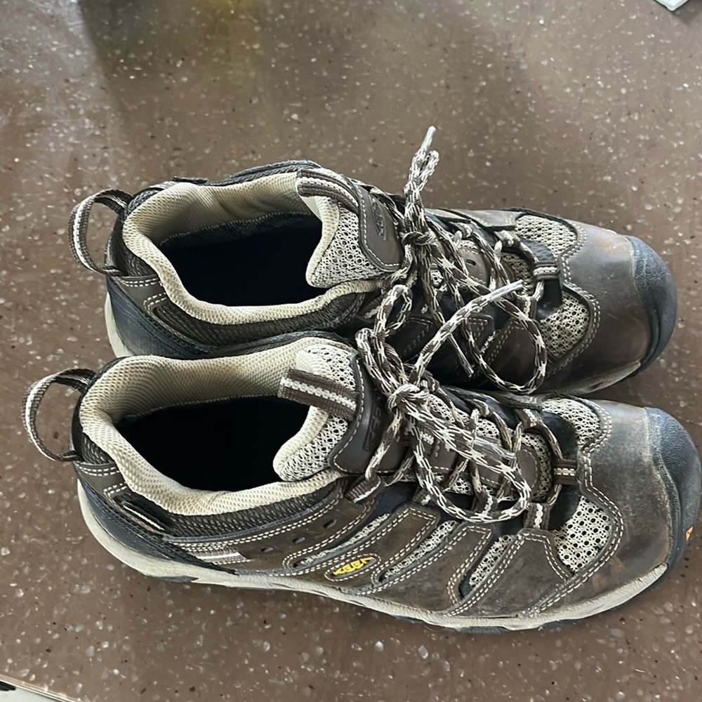 Keen hiking shoes. Size 9. Brown. Great used condition. Lots of life left.
